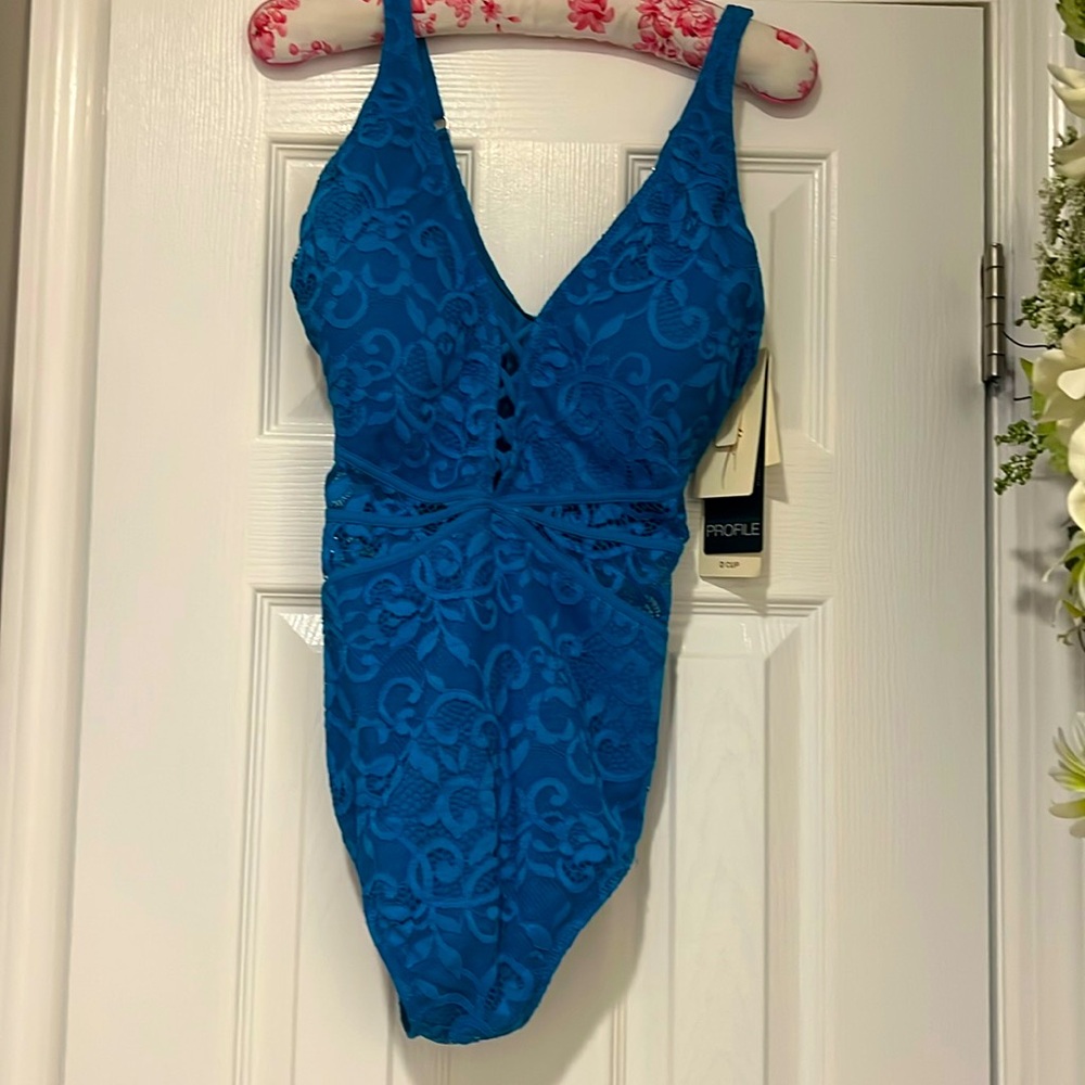 Beautifull brand new with tags Gottex swimsuit size 12, in peacock blue.
